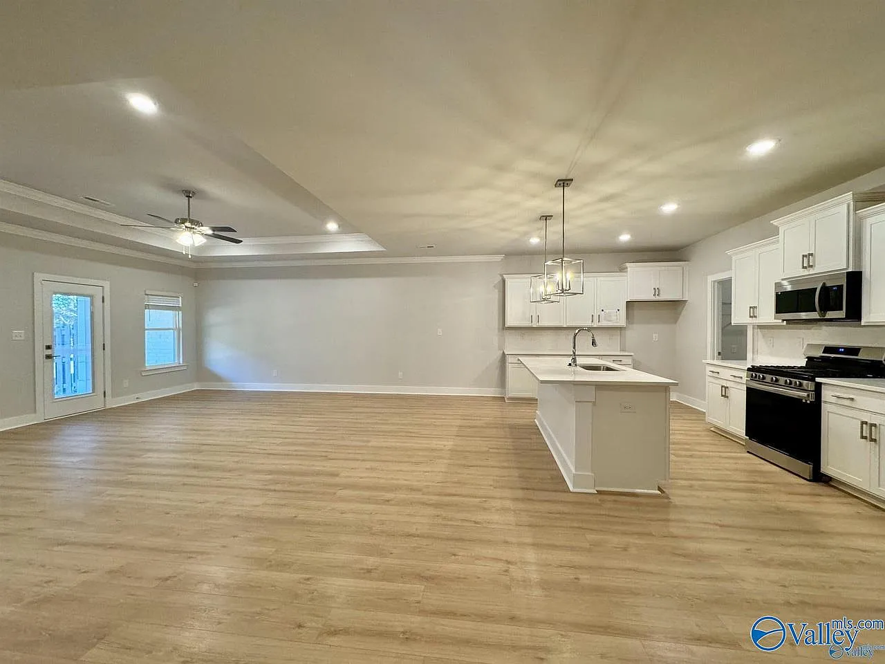 3 bed, 2.0 bath, 1850 sqft, $2,100 — Photo 3