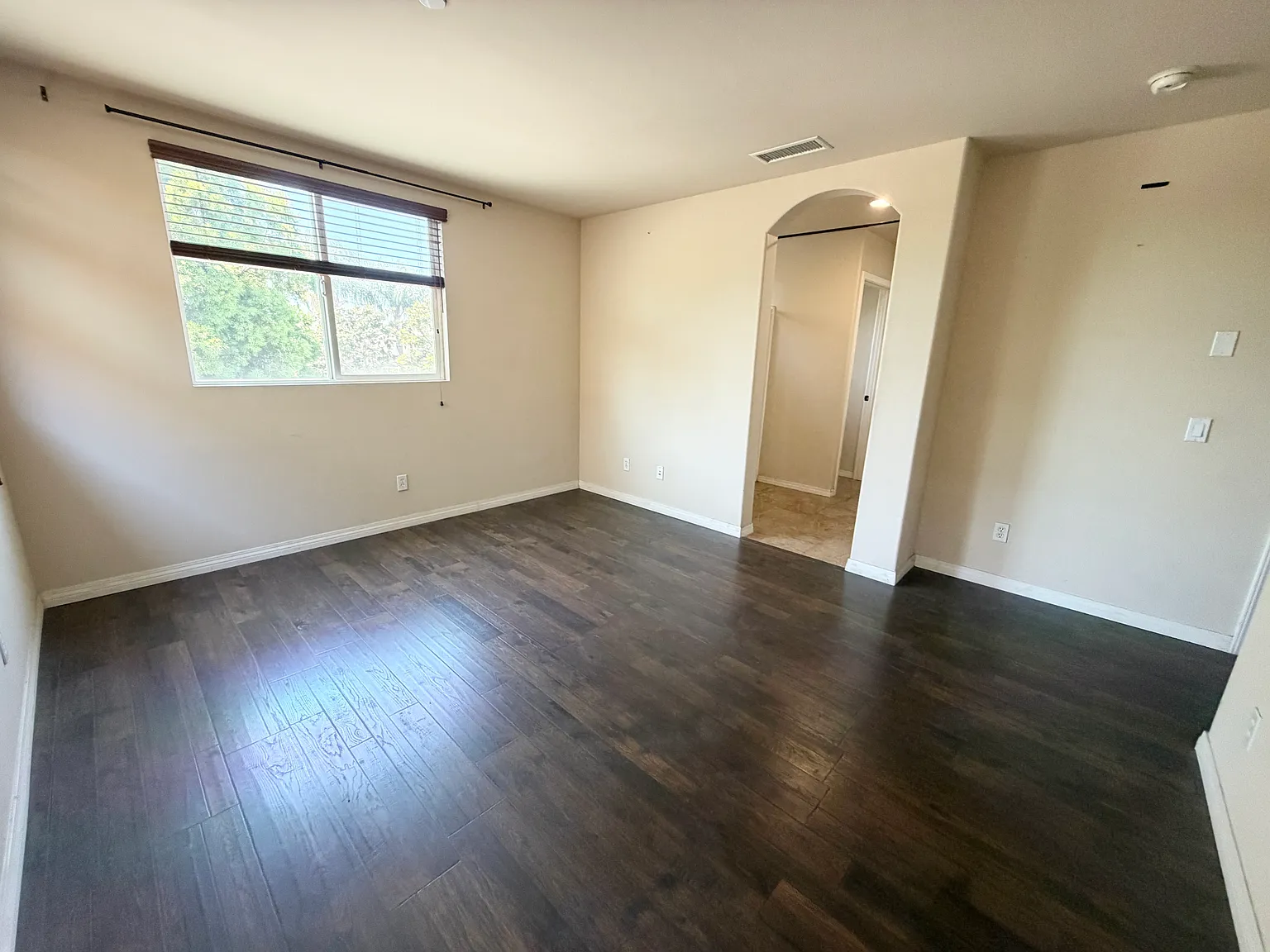 4 bed, 2.5 bath, 1589 sqft, $4,500 — Photo 3