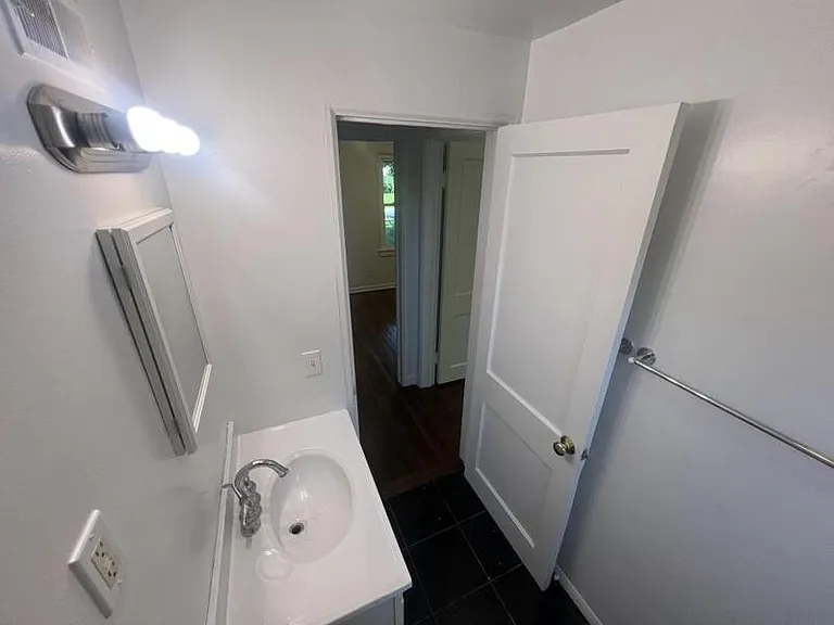 250 Mercer Ave — Photo 6