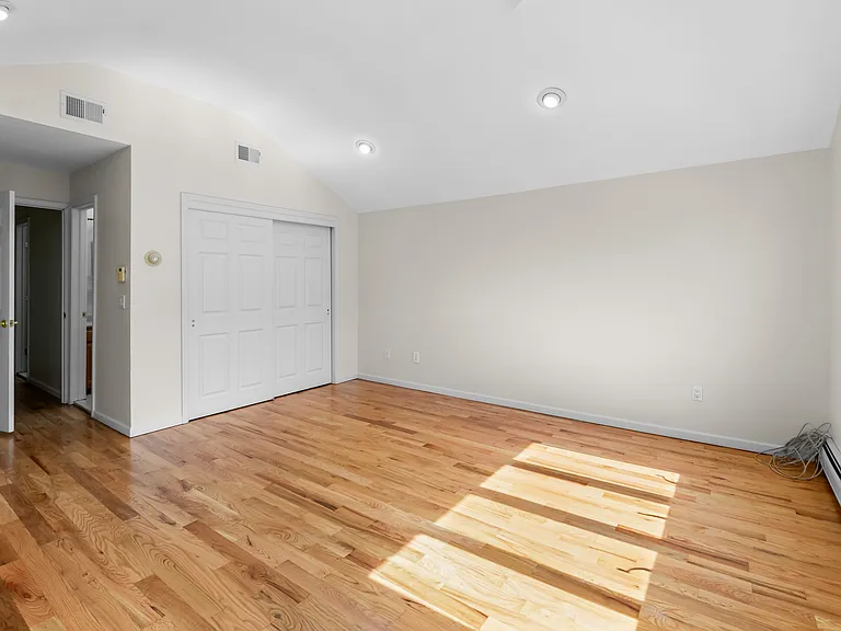 185 Martin Ave — Photo 6