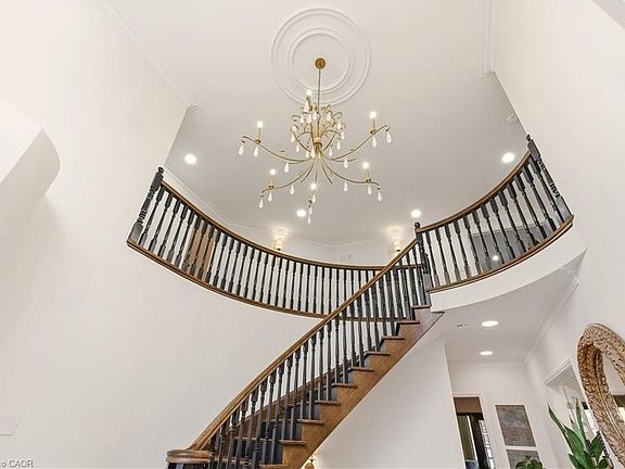 3rd image of 82 Maple Dr