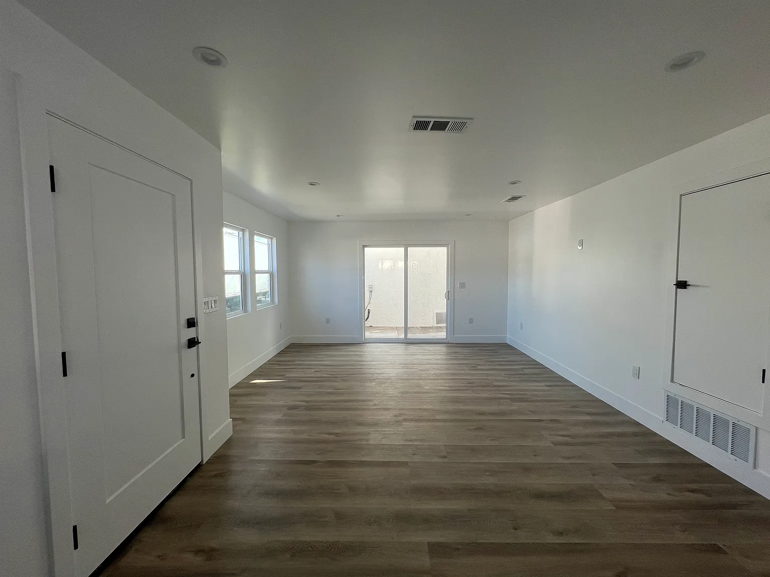 3 bed, 1155 sqft, $3,800 — Photo 2