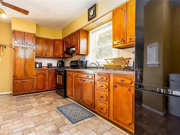 2nd image of 1054 Archwood Ave