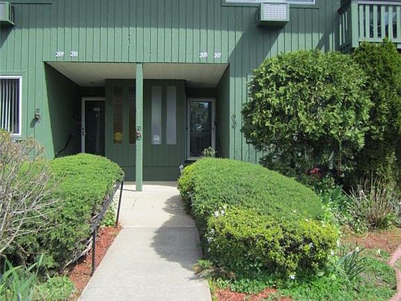 2nd image of 207 Coachlight Sq