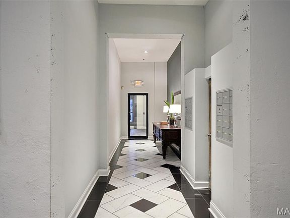 3rd image of 4200 Laclede Ave APT 106