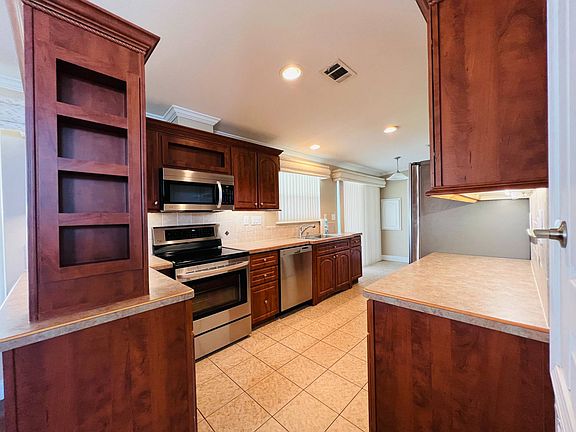 3rd image of 201 Coral Ln