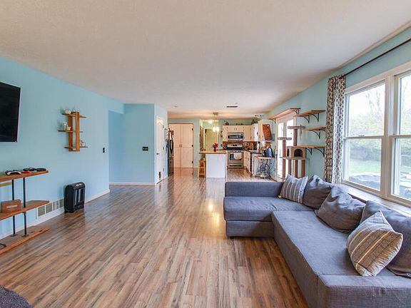 4th image of 914 Greenlea Dr