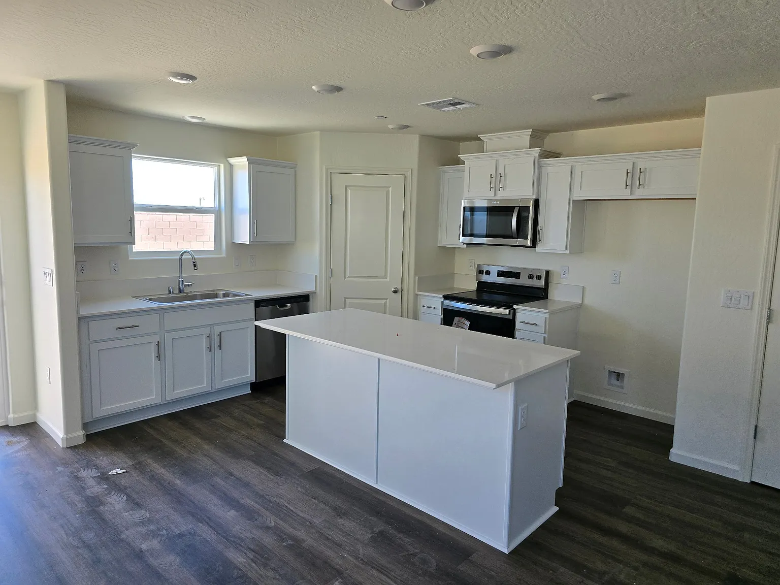 3 bed, 1230 sqft, $2,500 — Photo 2