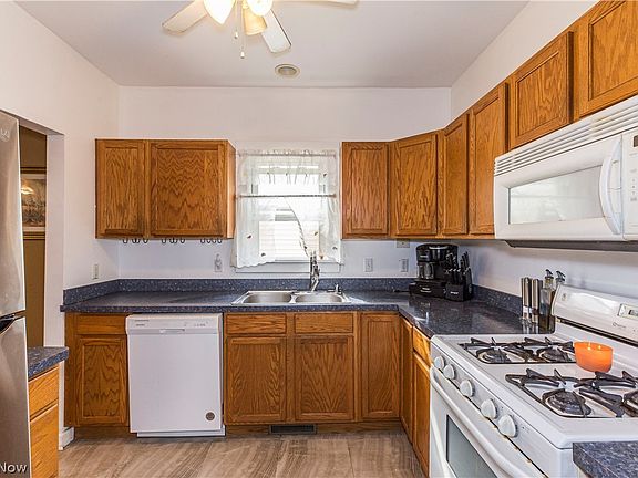 5th image of 252 E 2nd St