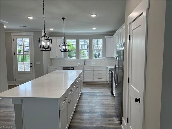 4th image of 111 Harding Hill Dr