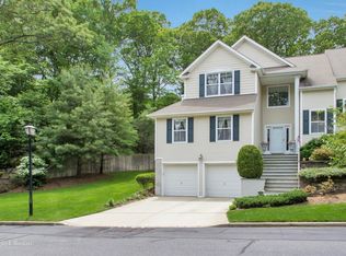 1 Vantage Ct, Port Jefferson, NY 11777