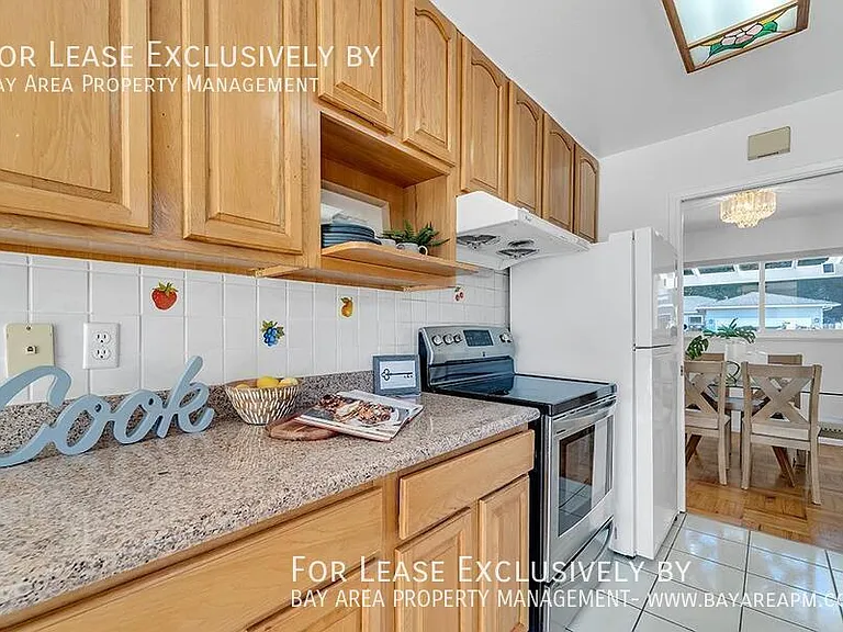 1210 Sleepy Hollow Ln — Photo 3