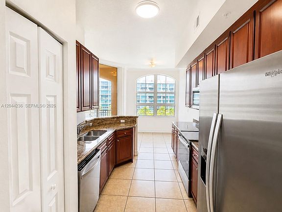 5th image of 3001 NE 185th St APT 515