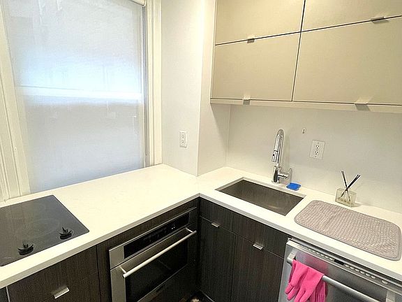 3rd image of 321 E 43rd St #3013