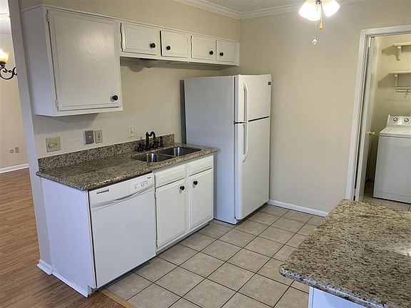 4th image of 5895 Fairmeadow St
