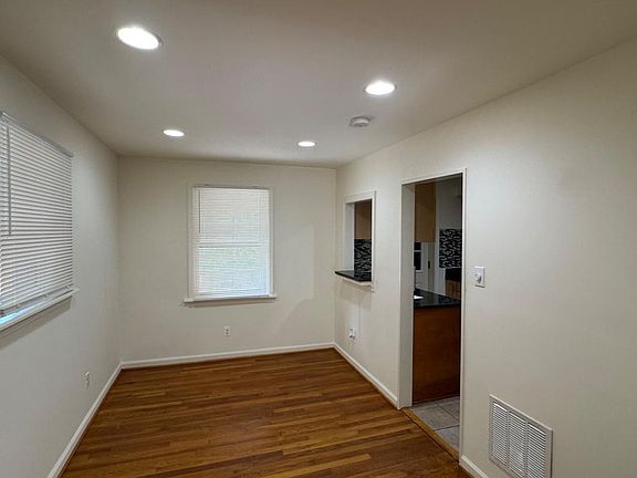 5th image of 3204 Henderson Ave