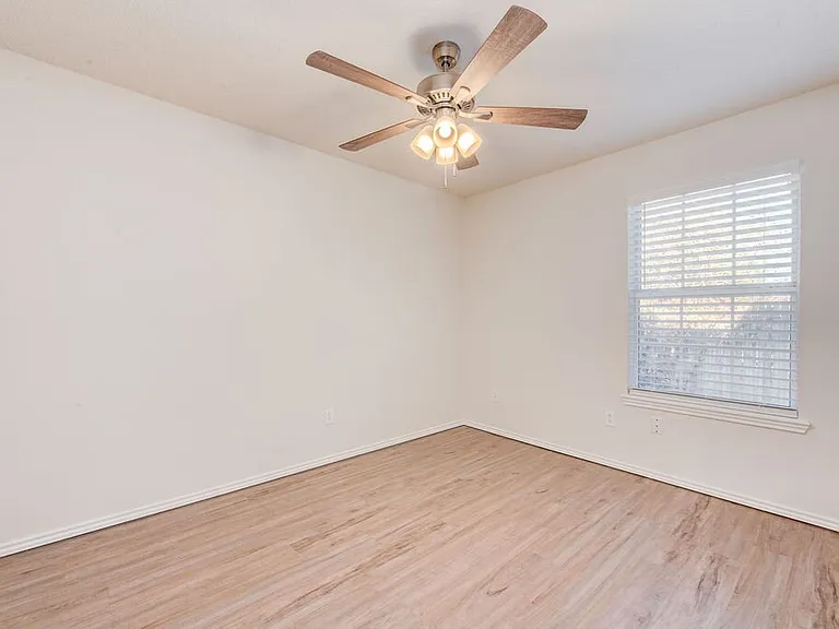 221 Grover Ave — Photo 16