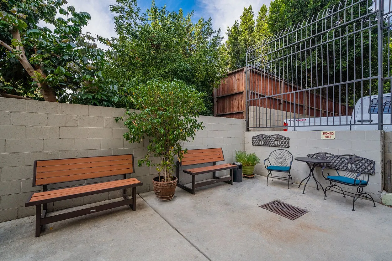 Chateau Regent Apartments — Photo 4