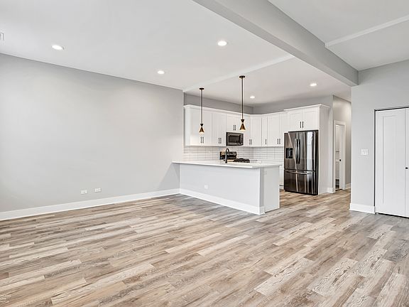 4th image of 3032 N Lincoln Ave #3
