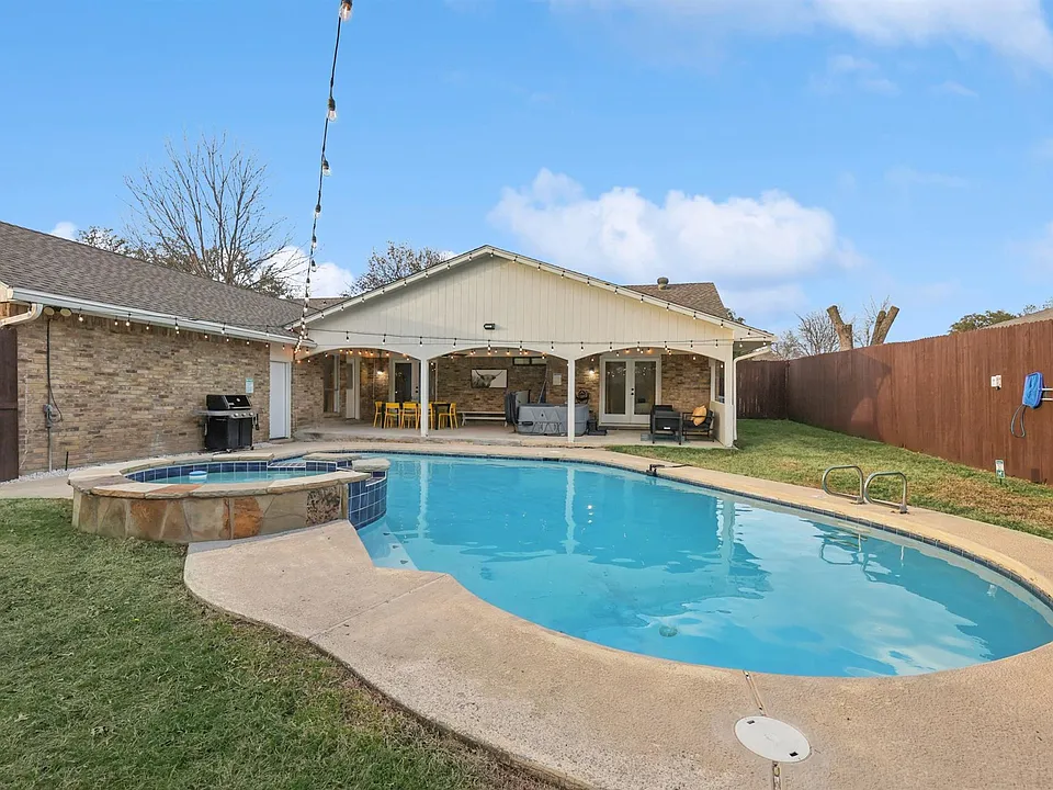 1044 Briarwood Ln
