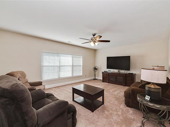 4th image of 10109 Lenox St