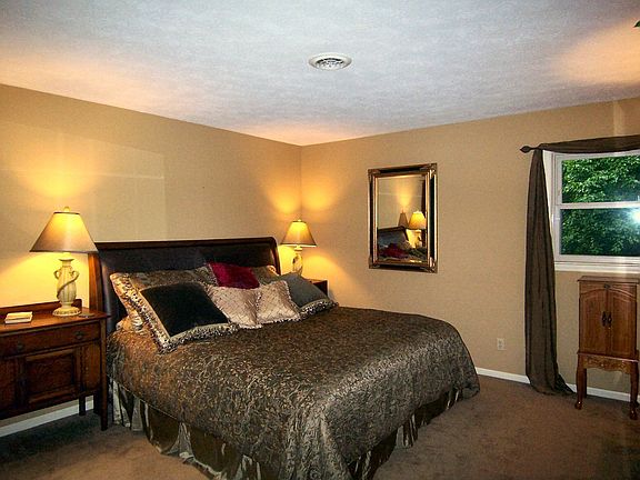 5th image of 221 Childs Dr