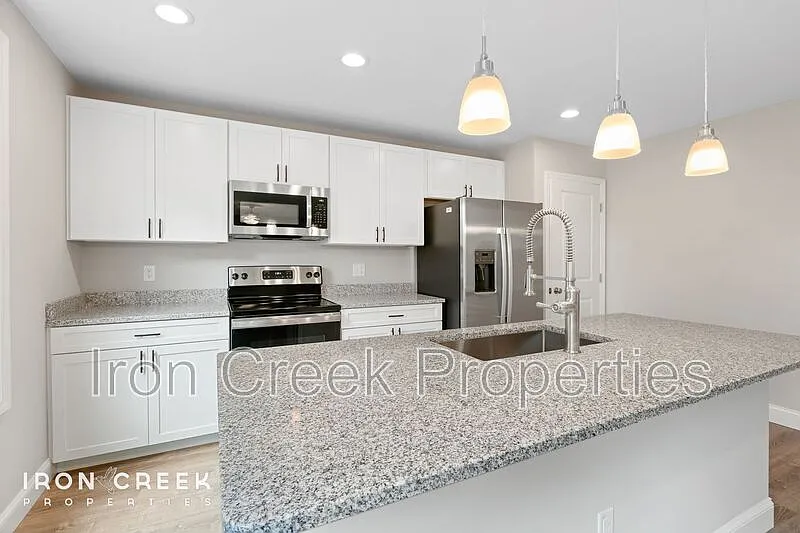 2 bed, 1.5 bath, 960 sqft, $1,695 — Photo 3