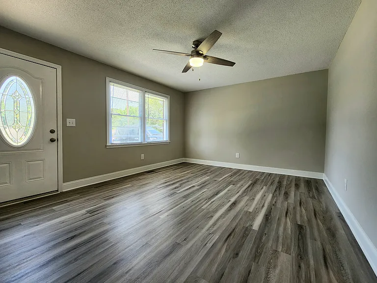 445 Summerland Dr — Photo 3