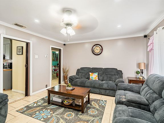 4th image of 409 W 9th St