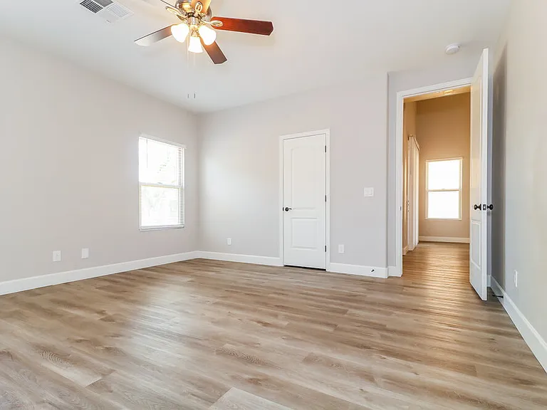 6512 S 49th Dr — Photo 12