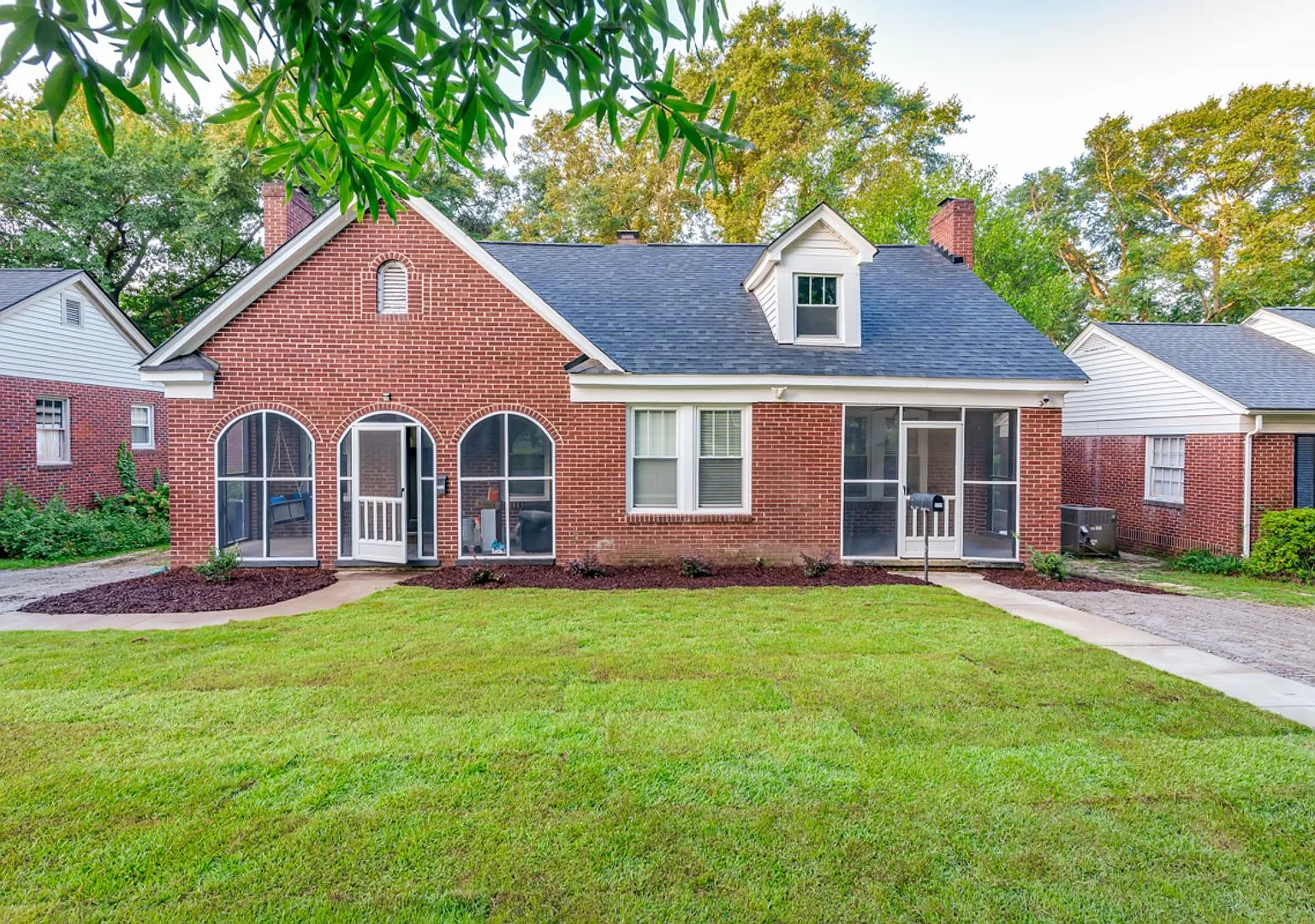 Pre-Leasing for the 27-28 School Year! - Live in the Heart of Shandon Stylishly Renovated Duplex ... — Photo 4