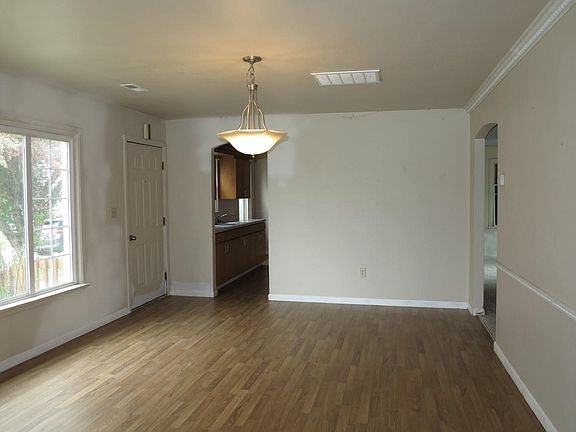 5th image of 810 SE Regent Ave