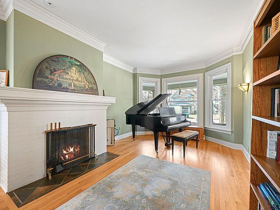 4th image of 532 Woodbine Ave