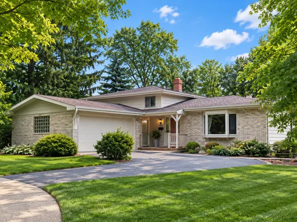 921 Bartlett Ter, Libertyville, IL 60048