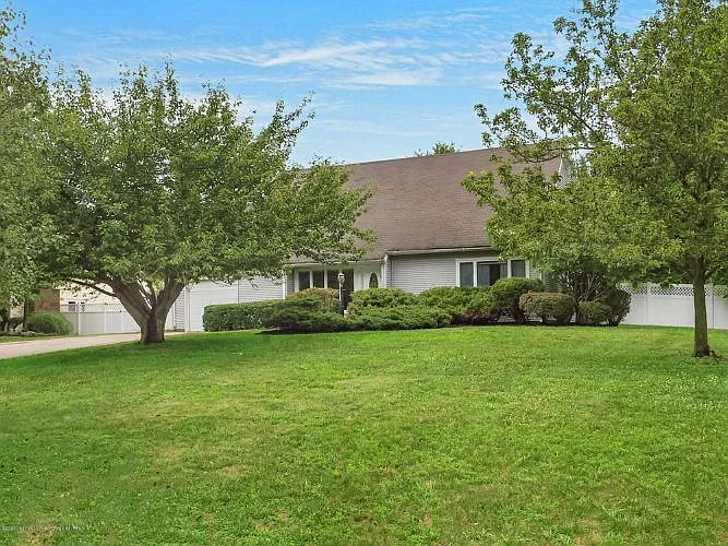 112 Sweetmans Ln photo 1