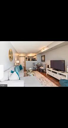 4th image of 1001 N Vermont St APT 1005
