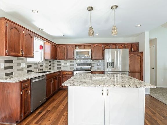 3rd image of 408 SE Topaz Dr
