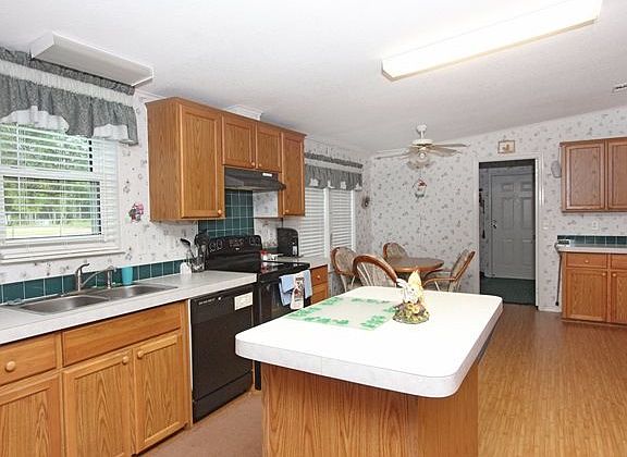 4th image of 121 Douglas Ave