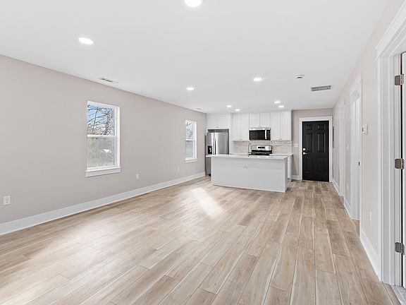 4th image of 2596 Fayette St