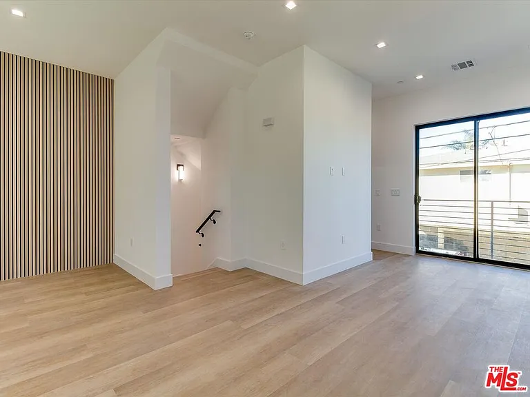 2817 S Redondo Blvd — Photo 5