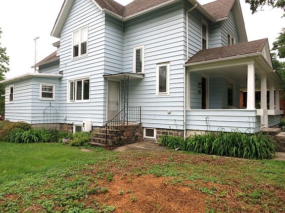 3rd image of 326 E Oak St