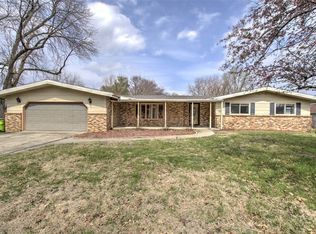 215 E Flora Ave, Mount Pulaski, IL 62548