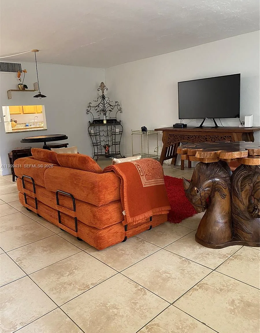 Sutton House Condo — Photo 3