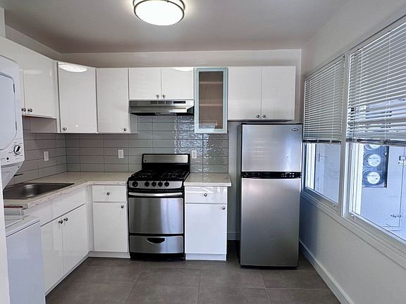 4th image of 3210-3240 Vicente St #1