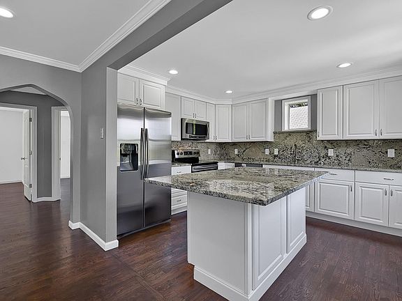 4th image of 302 S Bayless Ave