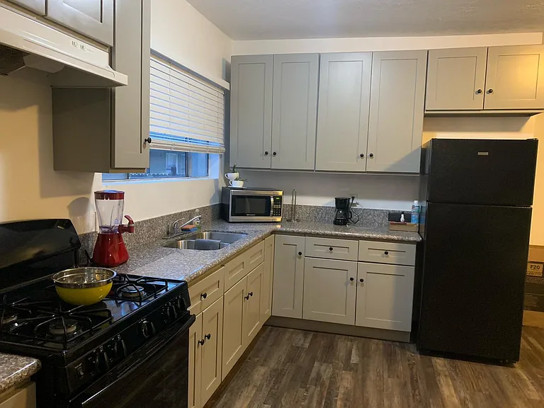 421 W 8th St #A — Photo 9