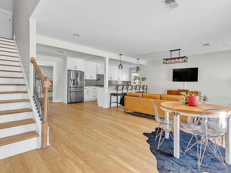 185 Alexander St — Photo 3