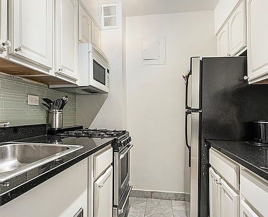 5th image of 200 E 27th St APT 3X
