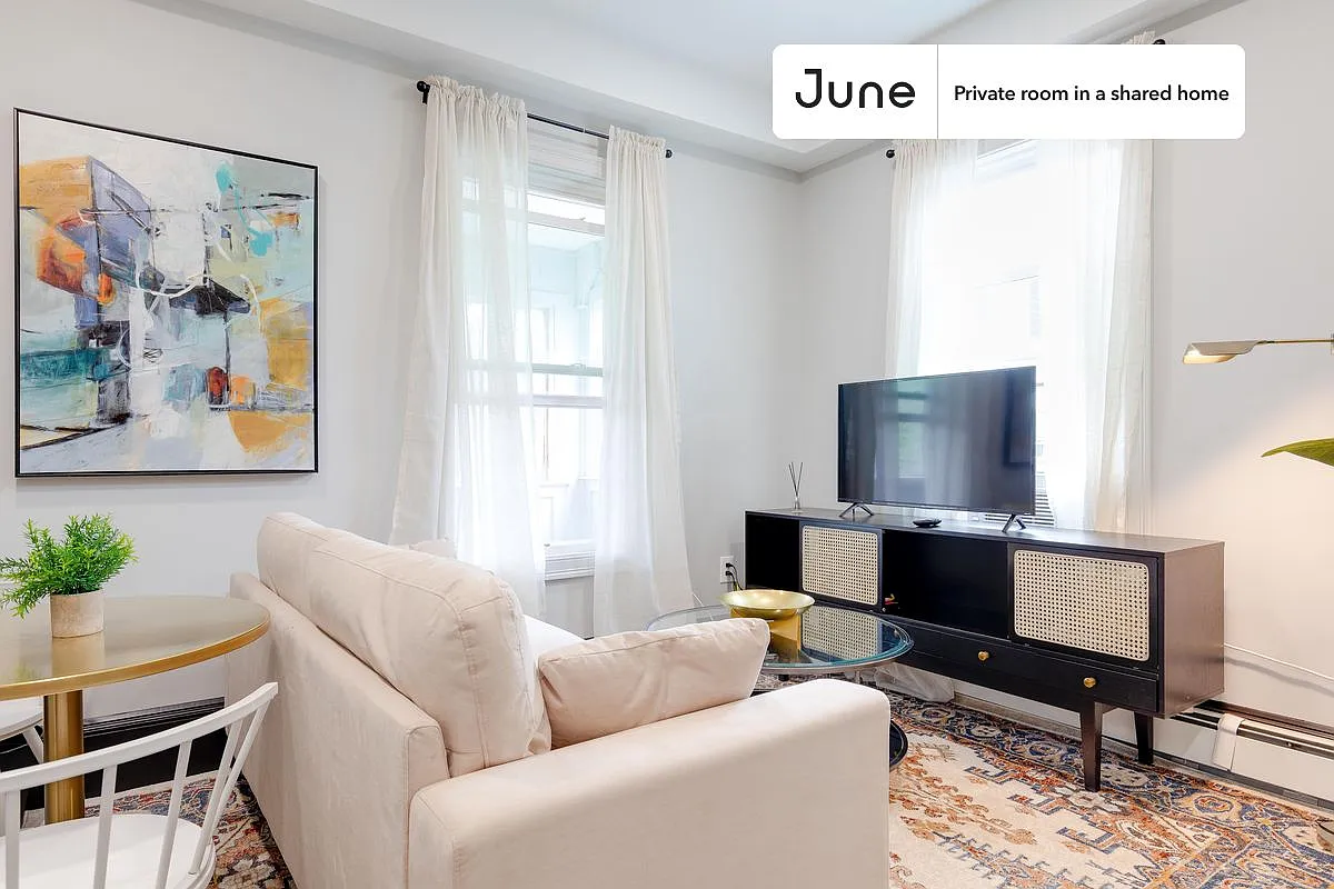 Full bedroom in 4 bed/1.5 bath home in South Boston #193 2C — Photo 2