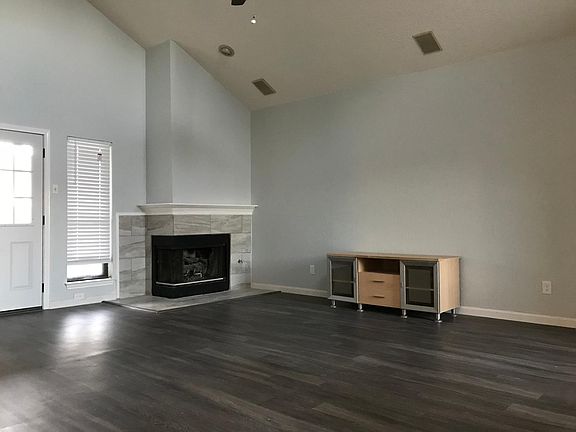 3rd image of 2001 Verlaine Dr